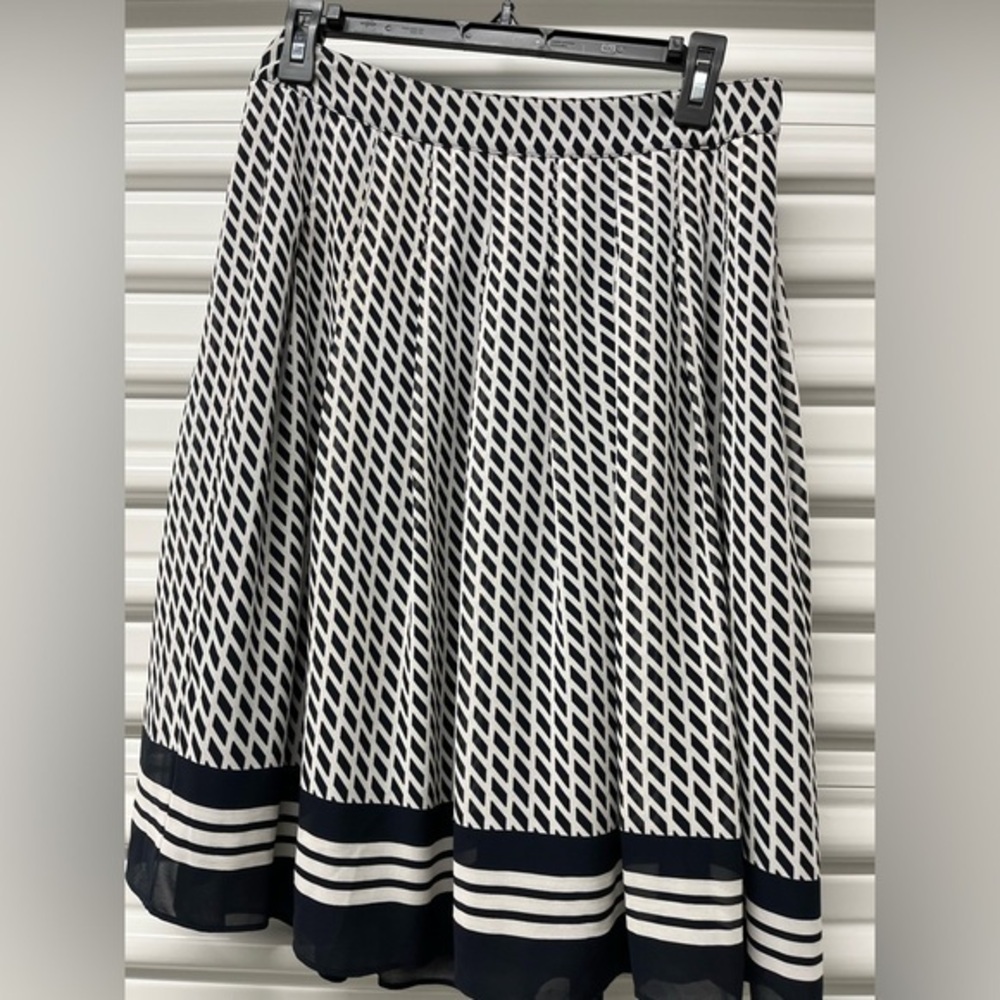 Talbots Elegant Black and White Patterned Skirt Size 2P